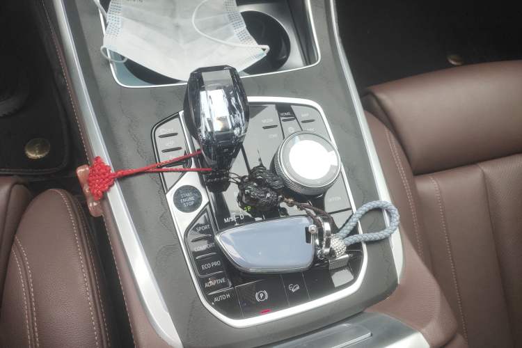 Used BMW X7 2019 xDrive40i Luxury Package with Leading Features Gear Lever