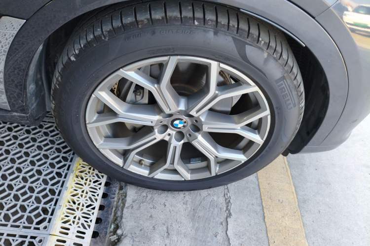 Used BMW X7 2019 xDrive40i Luxury Package with Leading Features Right Front Wheel Hub