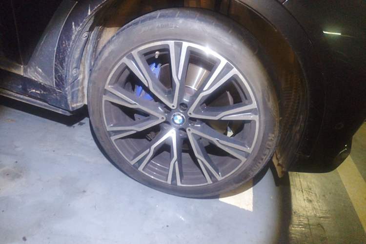 Used BMW X7 2019 xDrive40i Executive Model M Sport Package Right Front Wheel Hub