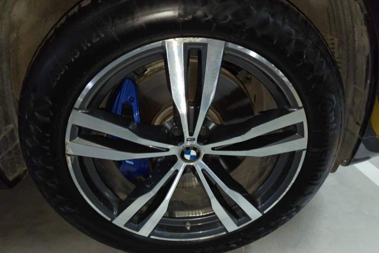 Used BMW X7 2019 xDrive40i Luxury Package with Leading Features Right Front Wheel Hub