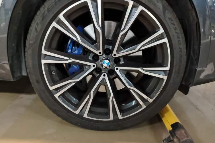 Used BMW X7 2019 xDrive40i Executive Model M Sport Package Right Front Wheel Hub
