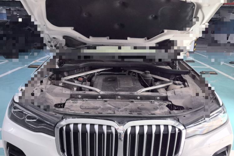 Used BMW X7  Engine Bay