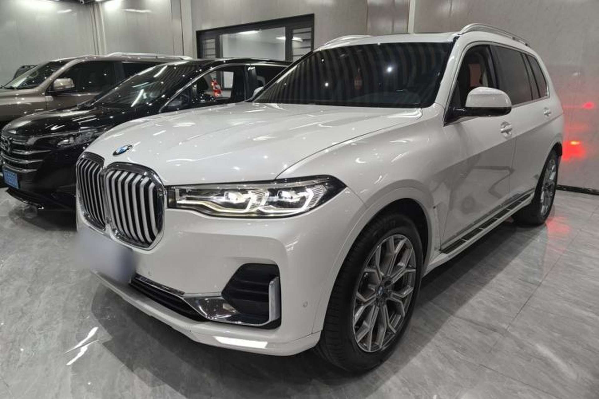 Used BMW X7 2019 xDrive40i Luxury Package with Leading Features Front Left 45 Deg