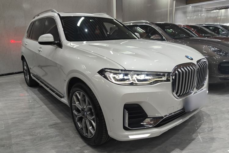 Used BMW X7 2019 xDrive40i Luxury Package with Leading Features Front Right 45 Deg