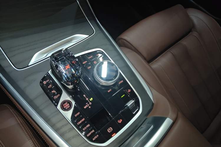 Used BMW X7 2019 xDrive40i Luxury Package with Leading Features Gear Lever