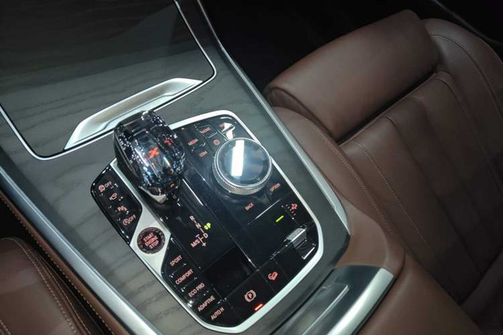Used BMW X7 2019 xDrive40i Luxury Package with Leading Features Gear Lever