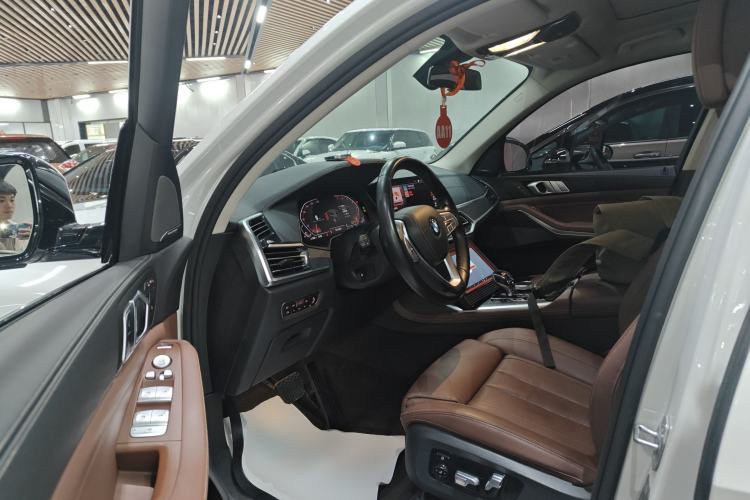 Used BMW X7 2019 xDrive40i Luxury Package with Leading Features Left Front Seat