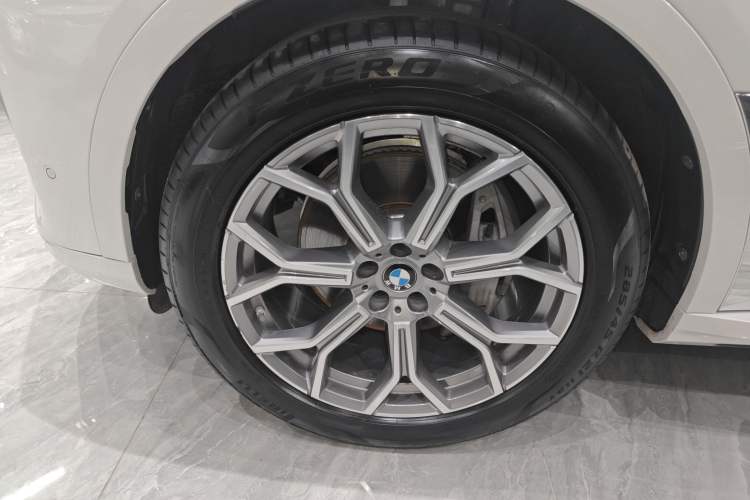 Used BMW X7 2019 xDrive40i Luxury Package with Leading Features Left Front Wheel Hub