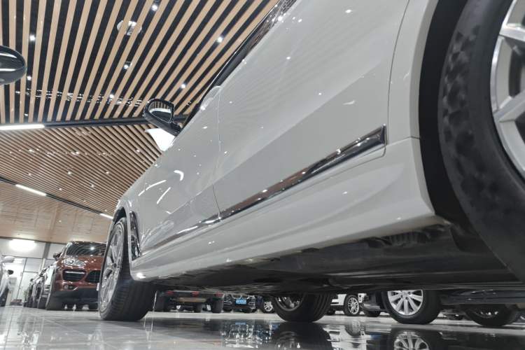 Used BMW X7 2019 xDrive40i Luxury Package with Leading Features Left Side Sill