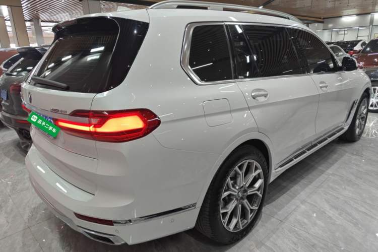 Used BMW X7 2019 xDrive40i Luxury Package with Leading Features Rear Right 45 Deg
