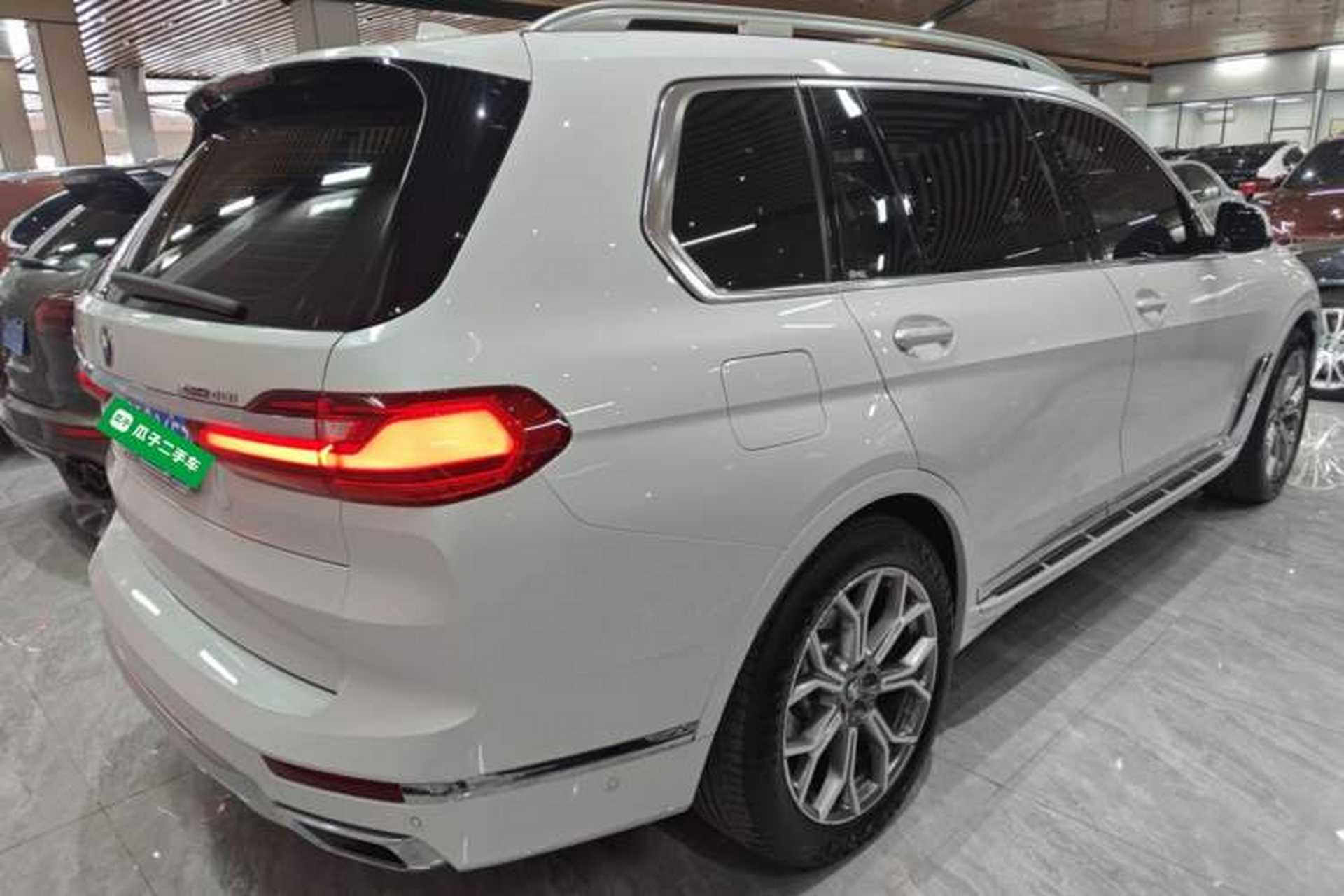 Used BMW X7 2019 xDrive40i Luxury Package with Leading Features Rear Right 45 Deg