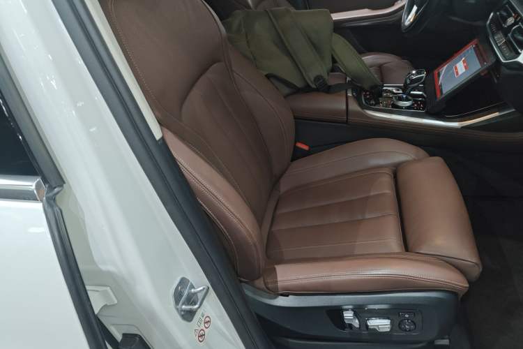 Used BMW X7 2019 xDrive40i Luxury Package with Leading Features Right Front Seat