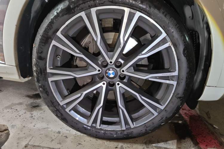Used BMW X7 2019 xDrive40i Luxury M Sport Package Right Front Wheel Hub