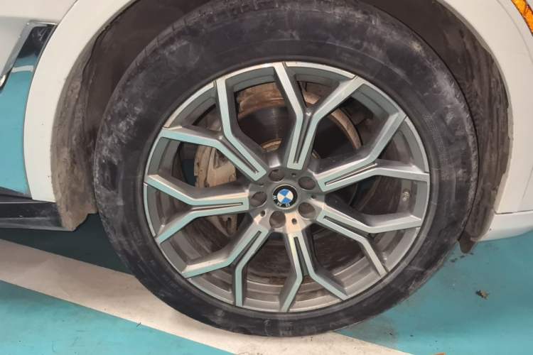 Used BMW X7  Right Front Wheel Hub