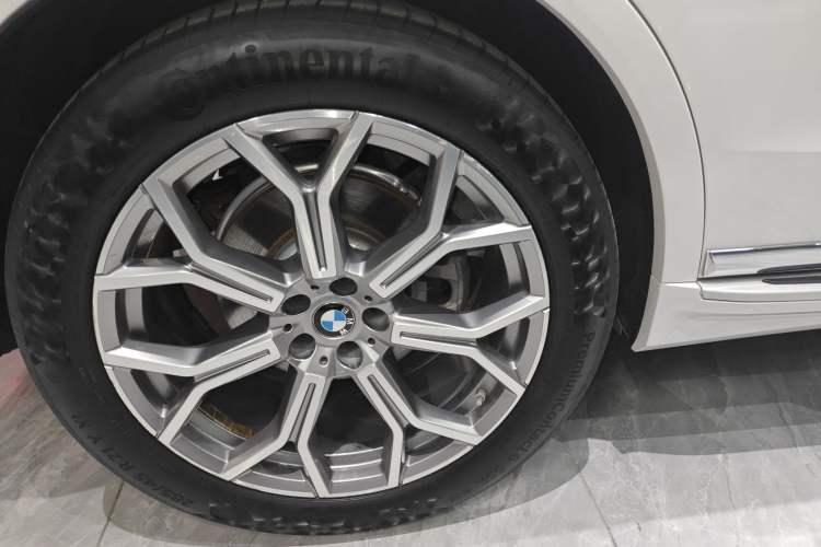 Used BMW X7 2019 xDrive40i Luxury Package with Leading Features Right Rear Wheel Hub