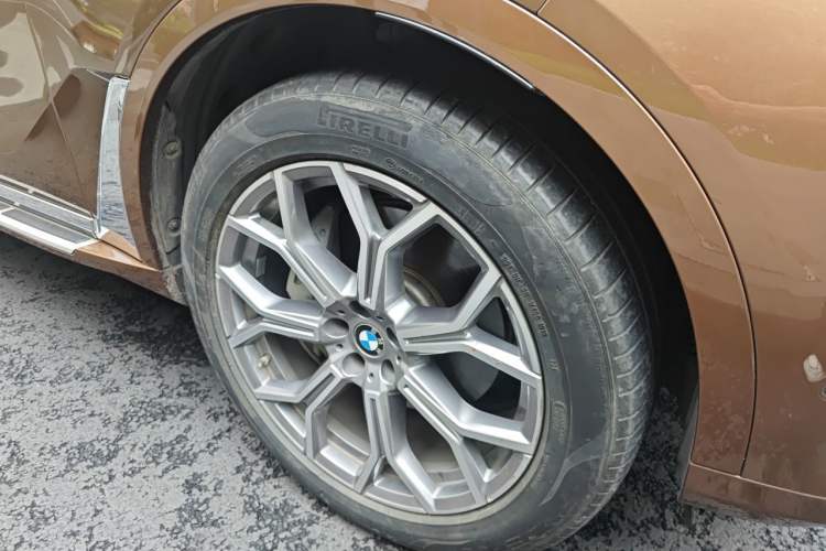 Used BMW X7 2019 xDrive40i Luxury Package with Leading Features Right Front Wheel Hub