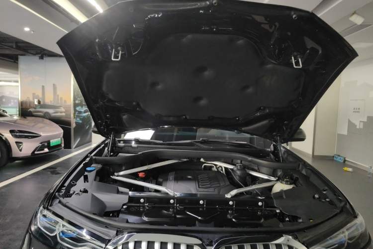 Used BMW X7 2020 xDrive40i Luxury M Sport Package Engine Bay