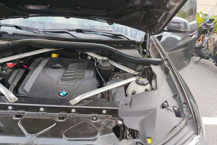 Used BMW X7 2020 xDrive40i Executive Luxury Package Engine Bay Left