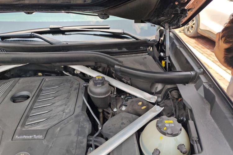 Used BMW X7 2020 xDrive40i Luxury M Sport Package Engine Bay Left