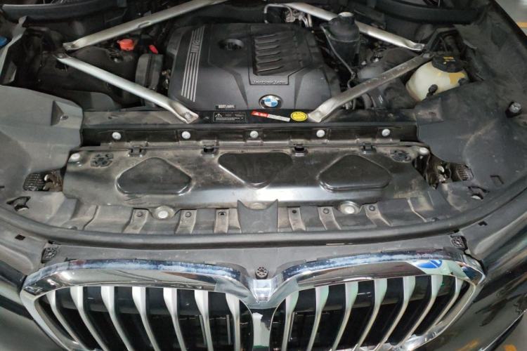 Used BMW X7  Engine Bay