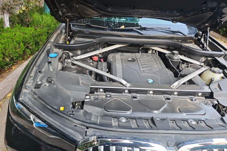 Used BMW X7 2020 xDrive40i Luxury M Sport Package Engine Bay Right