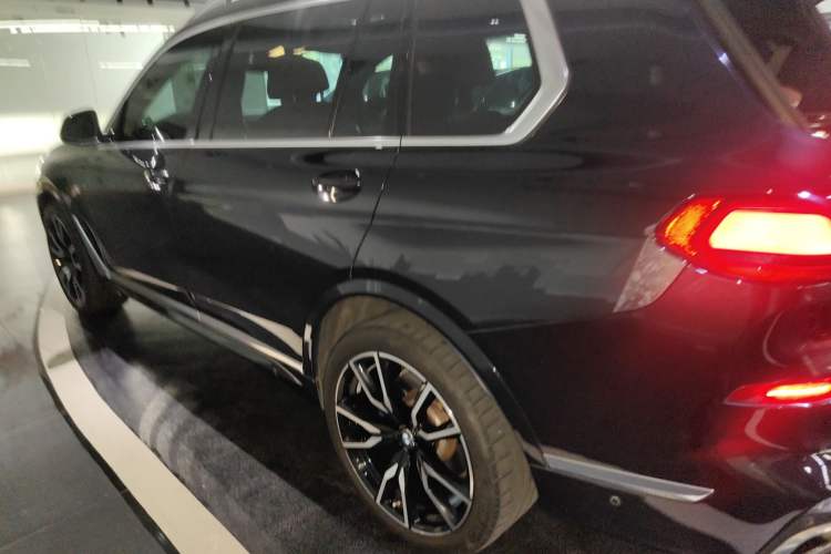Used BMW X7 2020 xDrive40i Luxury M Sport Package Exterior 3