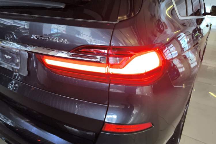 Used BMW X7 2020 xDrive40i Luxury M Sport Package Exterior 3