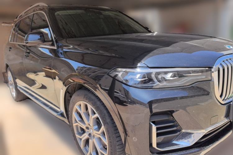 Used BMW X7 2020 xDrive40i Luxury Package with Leading Features Front Right 45 Deg