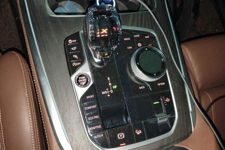 Used BMW X7 2020 xDrive40i Luxury Package with Leading Features Gear Lever