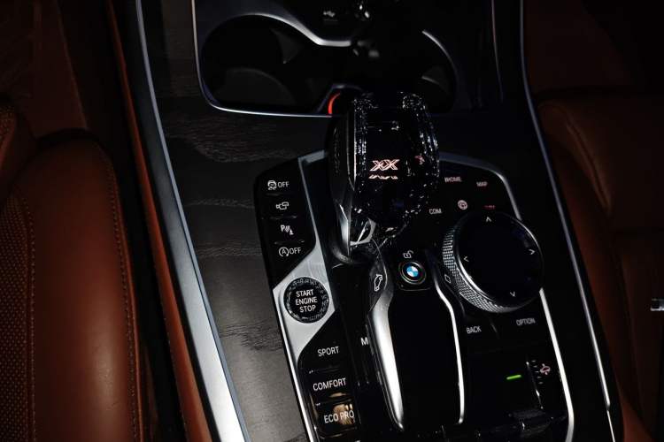 Used BMW X7 2020 xDrive40i Luxury Package with Premium Features Gear Lever