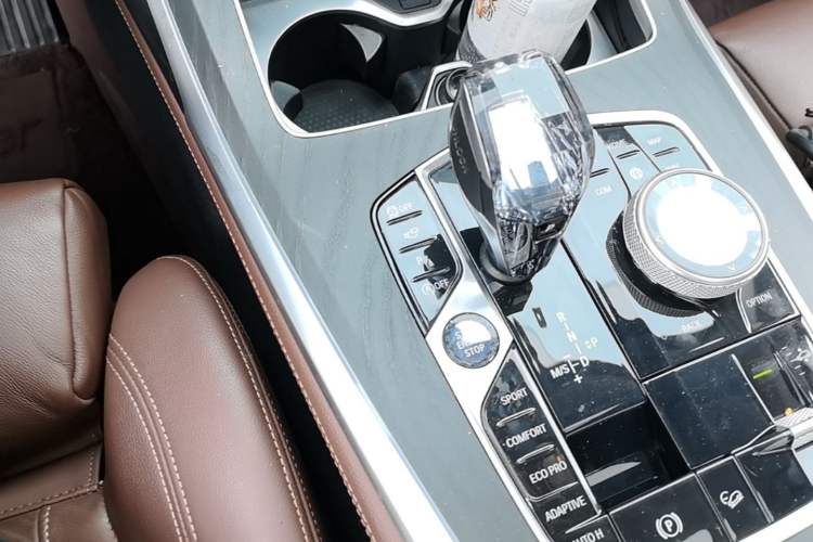 Used BMW X7 2020 xDrive40i Luxury Package with Leading Features Gear Lever
