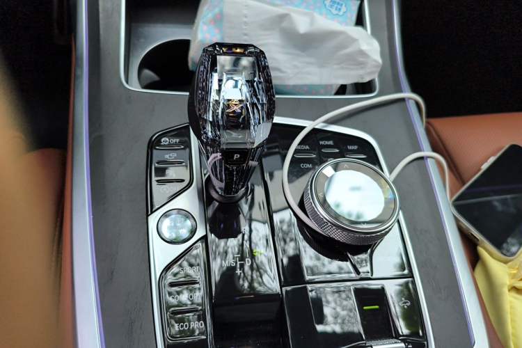 Used BMW X7 2020 xDrive40i Luxury Package with Premium Features Gear Lever