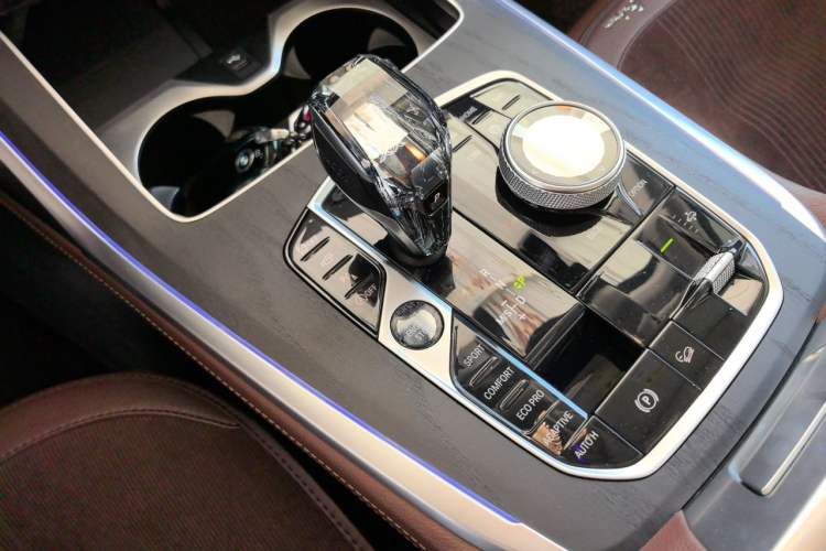 Used BMW X7 2020 xDrive40i Luxury Package with Leading Features Gear Lever