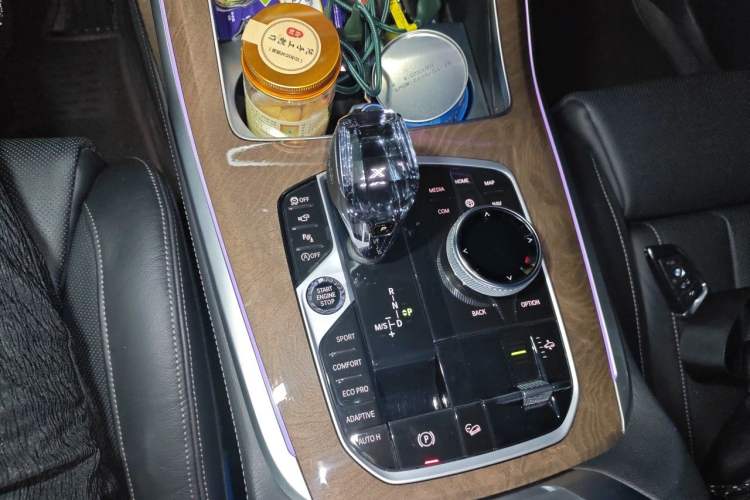 Used BMW X7 2020 xDrive40i Luxury Package with Premium Features Gear Lever