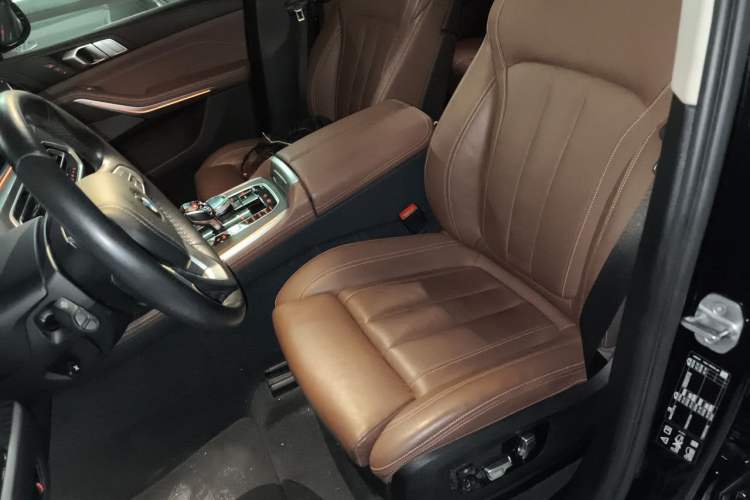 Used BMW X7 2020 xDrive40i Luxury Package with Leading Features Left Front Seat