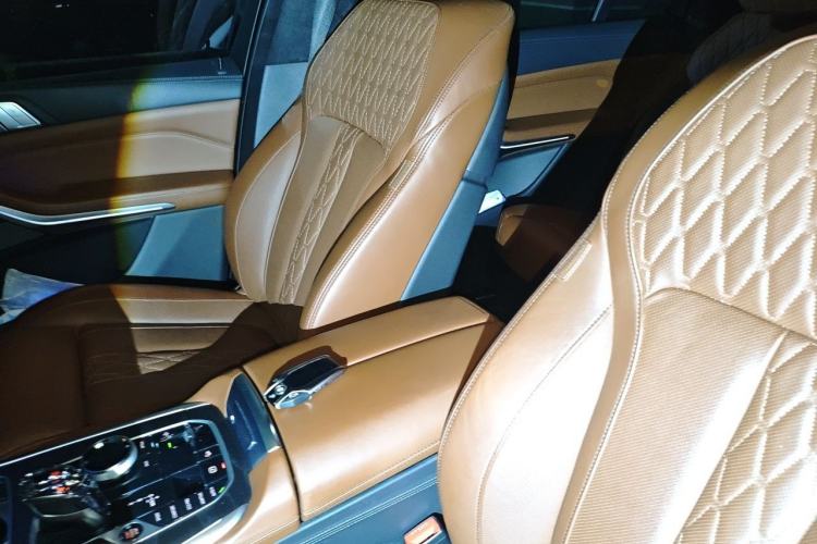 Used BMW X7 2020 xDrive40i Luxury Package with Premium Features Left Front Seat