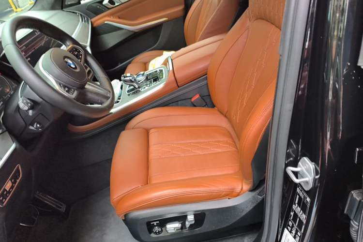 Used BMW X7 2020 xDrive40i Luxury Package with Premium Features Left Front Seat