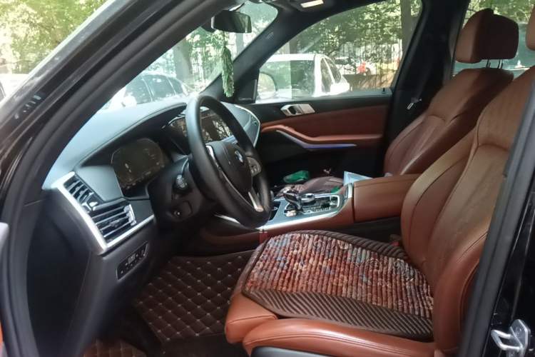 Used BMW X7 2020 xDrive40i Luxury Package with Premium Features Left Front Seat