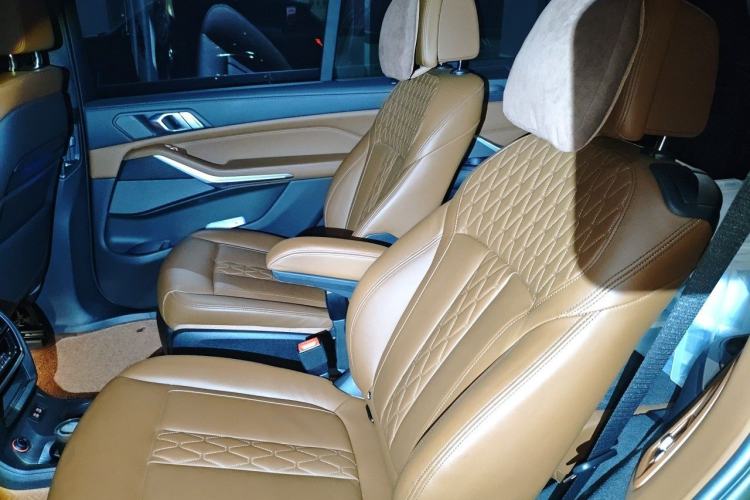 Used BMW X7 2020 xDrive40i Luxury Package with Premium Features Left Rear Seat