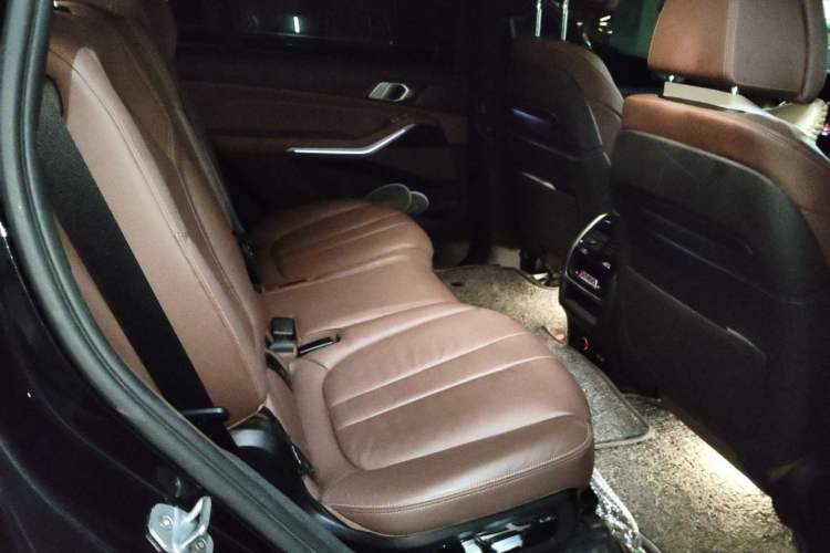 Used BMW X7 2020 xDrive40i Luxury Package with Leading Features Left Rear Seat