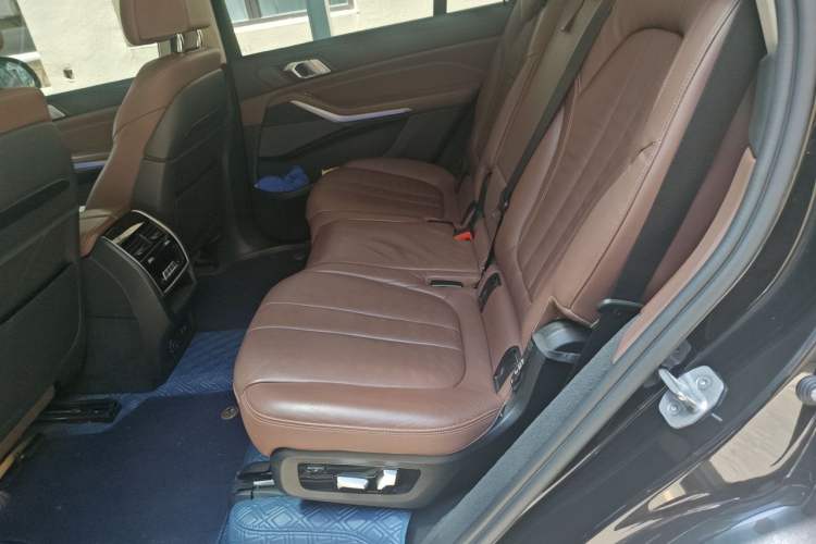Used BMW X7 2020 xDrive40i Luxury Package with Leading Features Left Rear Seat