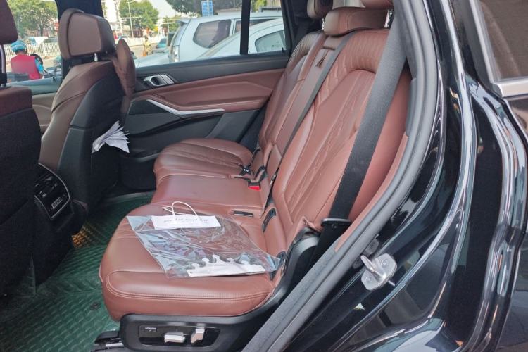 Used BMW X7 2020 xDrive40i Luxury M Sport Package Left Rear Seat