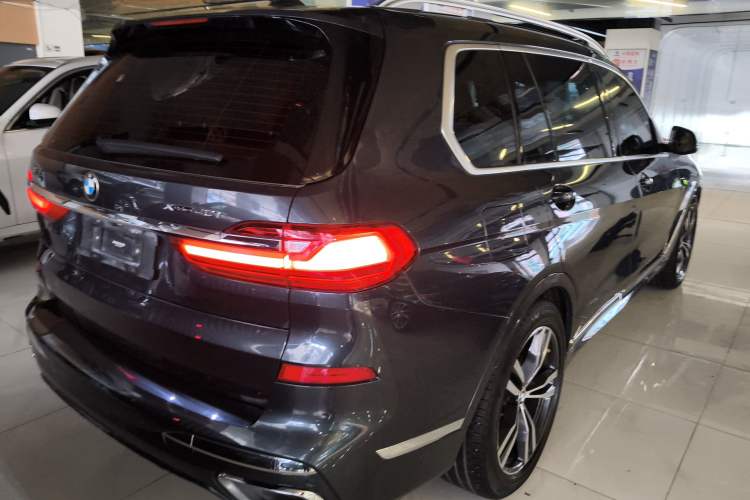 Used BMW X7 2020 xDrive40i Luxury M Sport Package Rear Right 45 Deg