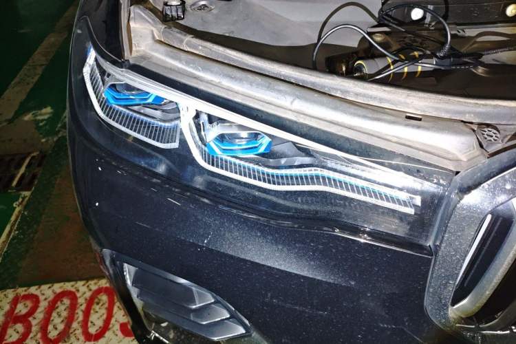 Used BMW X7 2020 xDrive40i Luxury Package with Premium Features Right Front Headlight