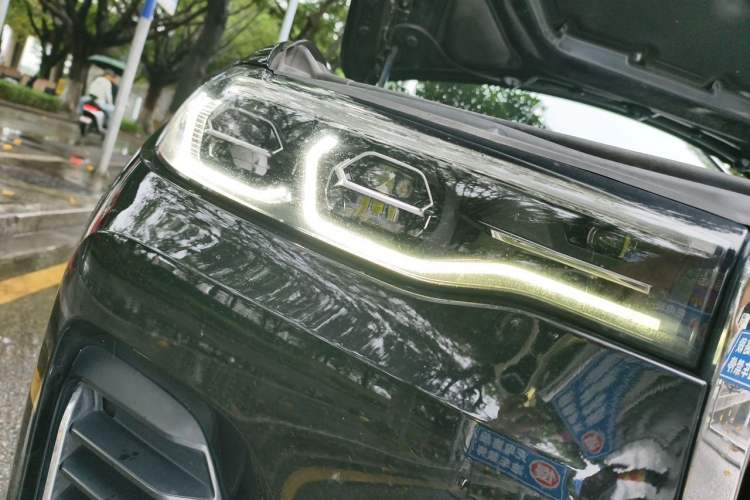 Used BMW X7 2020 xDrive40i Luxury Package with Leading Features Right Front Headlight