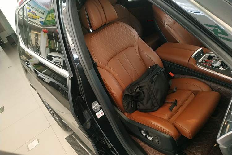 Used BMW X7 2020 xDrive40i Luxury M Sport Package Right Front Seat