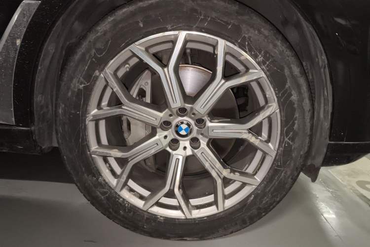 Used BMW X7 2020 xDrive40i Luxury Package with Leading Features Right Front Wheel Hub