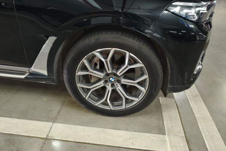 Used BMW X7 2020 xDrive40i Luxury Package with Leading Features Right Front Wheel Hub