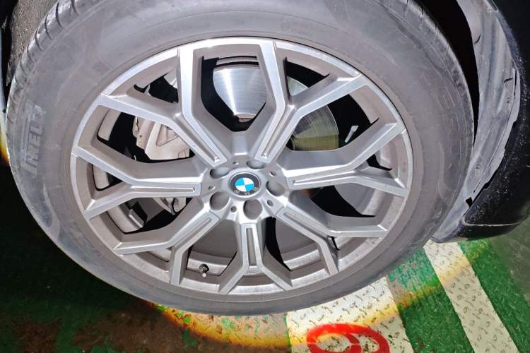 Used BMW X7 2020 xDrive40i Luxury Package with Premium Features Right Front Wheel Hub