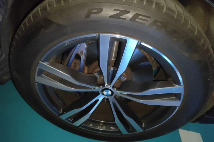 Used BMW X7 2020 xDrive40i Luxury M Sport Package Right Front Wheel Hub